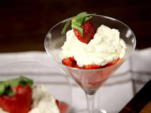 En elegant dessert med färska jordgubbar och fluffig mascarpone i ett martiniglas. En perfekt avslutning på en måltid.