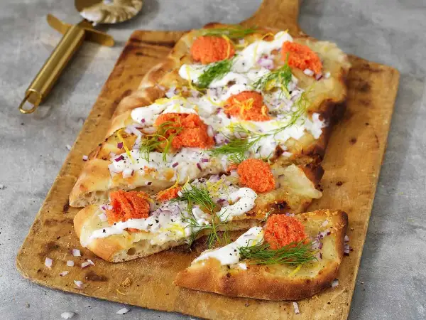 Flatbread med rom, dill, rödlök och en krämig topping som påminner om mascarpone vs ricotta.
