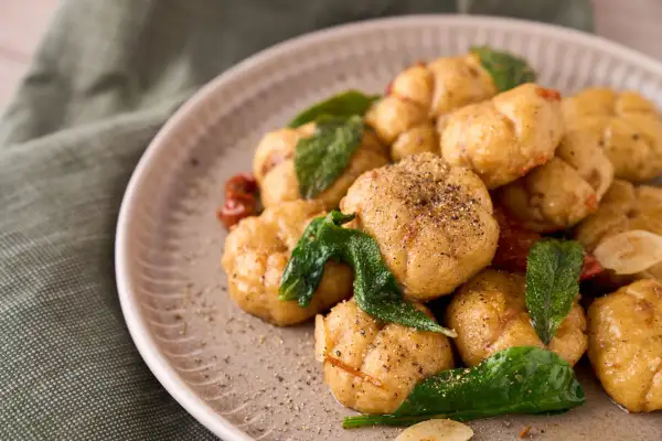 Gyllene, stekta gnocchi med soltorkade tomater och salvia. Ett enkelt och gott gnocchi recept för en härlig middag.