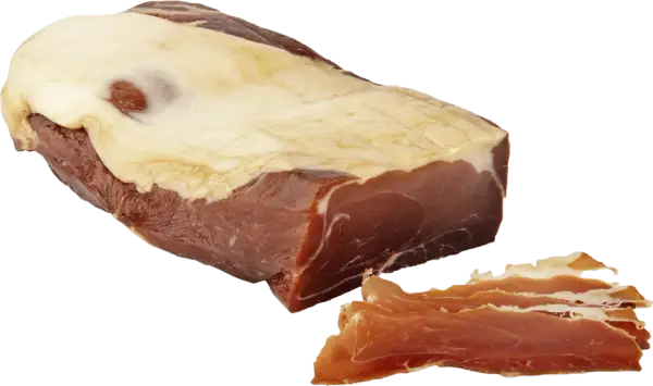 En bit prosciutto crudo med tunt skivad skinka bredvid.