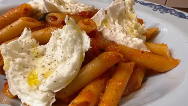 En krämig pastarätt med rigatoni, tomatsås och burrata. Ett perfekt nduja recept för en smakrik middag.