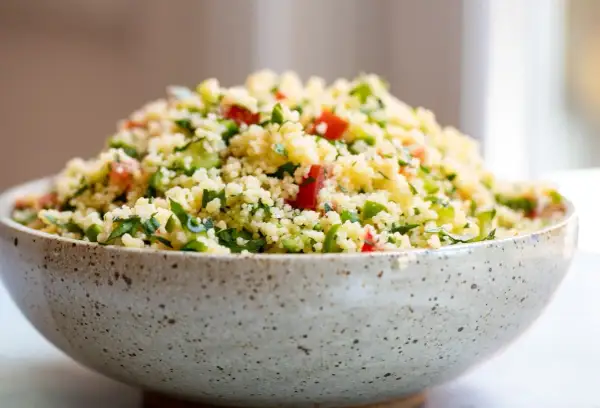 En skål med färsk tabbouleh, perfekt för ett lätt lunchrecept.