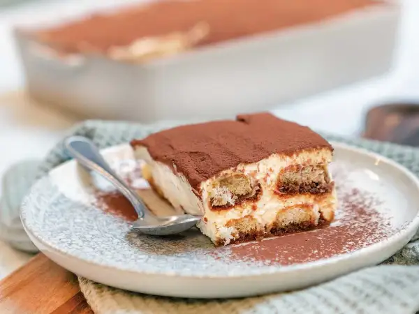 En bit krämig tiramisu med savoiardikex och kakao, perfekt för ett mascarpone recept.